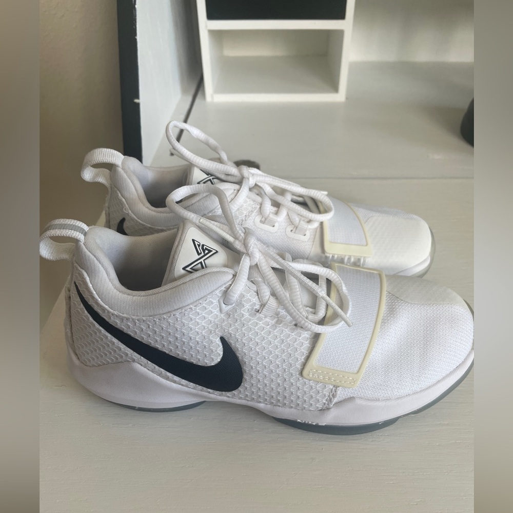 NIKE Paul George Youth Basketball Shoes